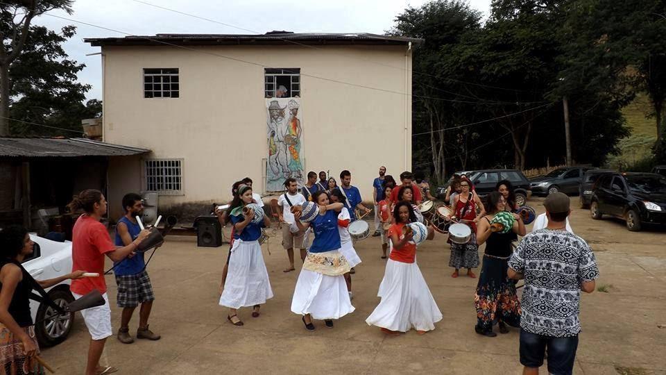 Roda de música e dança durante o encontro de dez anos d’O Bloco.